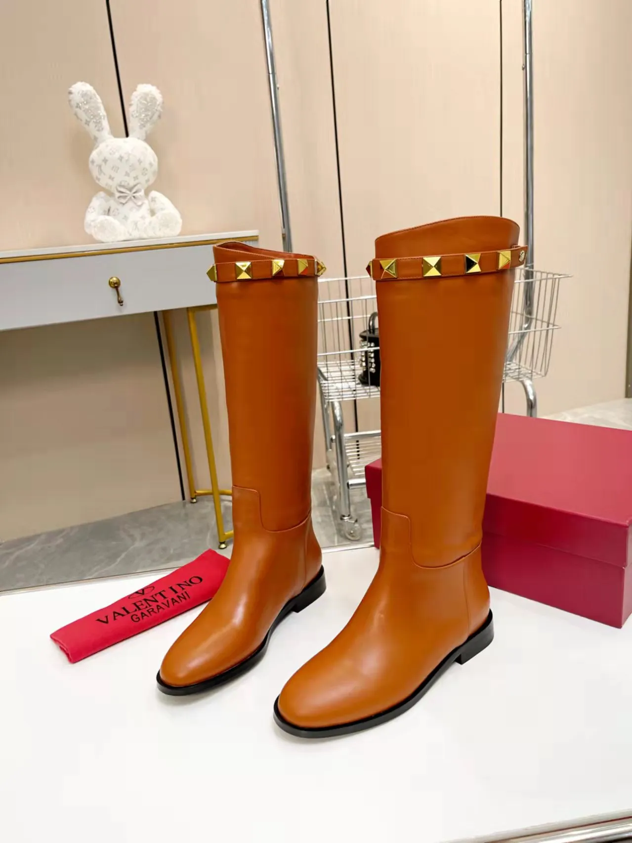 👟👟Ex-factory price 740👟👟 Genuine leather sole +40🆕 Valentino. Valentino autumn and winter fashion women's boots: Comfortable and versatile on the upper feet, showing long legs, Fabric: Imported first-layer cowhide ⚡The most popular V buckle ⚡Inside feet all genuine leather Code number: 35−40 (Customized size 41) Boot height: 15 inches